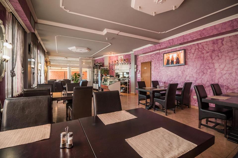 Domin Osijek Hotel Bagian luar foto